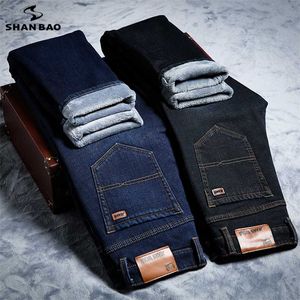 Shan Bao Winter Fleece Tjock varm varumärke Stretch Jeans Classic Pocket Youth Mäns monterad Slim Straight Denim 211108
