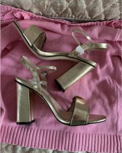 2022 Hot Girls Fashion Designer Sandals Kobieta Obcasy Lady Soft Leather Grube Chunky Brown Button High 11cm Heel Sandal Sandal Outdoor Shoe Black White Duży rozmiar 39 40 42 10