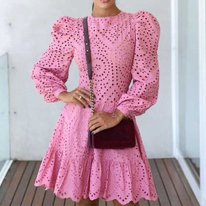 Höst Kvinnor Ruffles Klänning Elegant Solid Hollow Out O-Neck Puff Långärmad Mini Fashion Slim Oregelbundet Hem Svart ES 210526