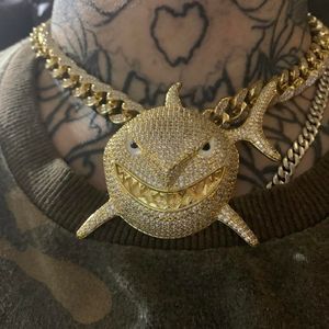 Iced Out Shark Pendant Halsband Kristall Hip Hop Smycken för Mäns Cubic Zircon Animal Pendant med Rhinestne Cuban Link Chain X0509