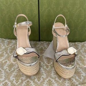 Sandale Die neuesten modischen Göttinnen-Sandalen mit geneigtem Absatz, hohe Qualität, bequeme Füße, schönes, elegantes Temperament, das Sie wert sind