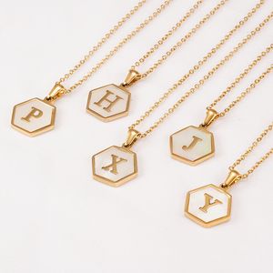 Vit riktigt skal 26 Initial stora bokstäver A till Z Alfabet Hängande kvalitet Hexagon Shape Rostfritt Stål Square Charm Halsband med 18K guldkedja för Lady Girls