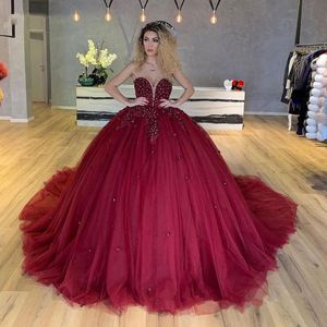 Burgundy Strapless Ball Gown Prom Klänningar Med Beaded Sweep Train Tulle Lace-Up Back Formal Evening Party Crows