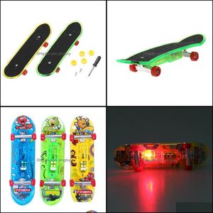 Vinger nieuwigheid Gag Gifts2pcs/set mini -licht vaterbord Skateboard Tech Boy Kinderen Geschenken Kid Creative Toys Drop Delivery 2021 NIBWK