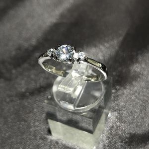 Anéis de casamento de aço inoxidável cor de prata clássico design simples 6 Prong Espumante Solitaire 0.8ct Zirconia Anel