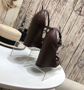 Klasik Bayanlar Kama Sandalet Tasarımcısı Slip Slip Metal Toka Patent Deri Deri T-Strap Yüksek Topuklu Yaz Siyah All Maçlı Açık Ton Terlik Kutu 35-40-41 Boyut