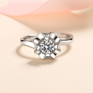 Inbeaut 925 Silver 0.3-0.5 Ct Excellent Cut D Färg Pass Diamant Test Moissanite 4 Heart Claws Ring Teen Girls Party Smycken