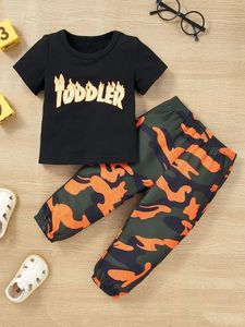 Baby Fire Letter Graphic Tee Pantaloni da jogging con stampa mimetica SHE