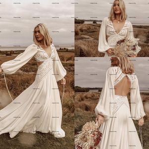 Bohemian Långärmad Bröllopsklänningar 2022 Sexig V-Neck Keyhole Back Crochet Cotton Lace Outdoor Country Beach Hippie Bridal Dress