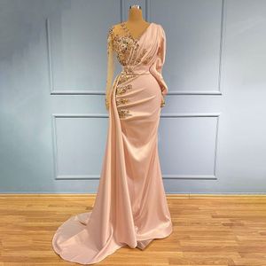 Pfirsichrosa Meerjungfrau-Abschlussballkleider mit V-Ausschnitt und langen Ärmeln, Perlenkristall-Abendkleid, Überröcke, Festzugskleider nach Maß