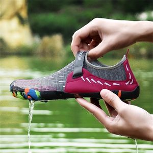 Buty kąpielowe Mężczyźni Kobiety Plaża Aqua Szybkie Suche Dzieci Boso Upstream Woda turystyczna Dla Dzieci Wading Sneakers Y0717