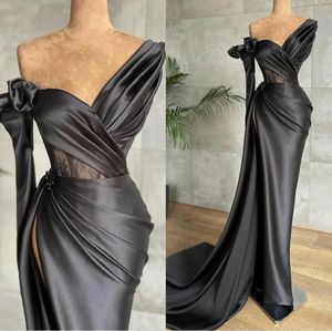Sexy schwarze Meerjungfrau-Abschlussballkleider aus einer Schulter mit langen Ärmeln Spitze High Side Split bodenlangen formelles Kleid Abendkleider Robe nach Maß