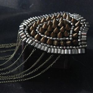 Pins, Broşlar 1 Çift Püskül Dangle Vintage Omuz Broş Mark Epolet Kurulu Punk Perçin Metal Epaulet Sahne PerformanceAccessories