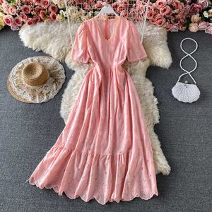 Süßes Rosa/Weiß/Blau/Gelb aushöhlen Midi-Kleid Frauen lässig V-Ausschnitt Spitze V-Ausschnitt Kurzarm Vestidos weiblich 2021 Sommer neu Y0603