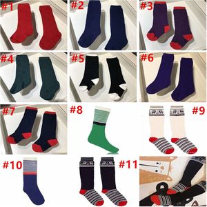 Baby barn strumpor nyaste tjejer pojkar bomull monogrammed mitten strumpor barn högkvalitativa mode all-match varma jul socka gåvor 11colors tillgängliga