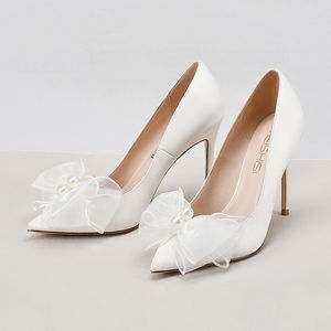 Elfenbeinfarbene Satin-Hochzeitsschuhe, spitze Zehen, hohe Kitten-Heels mit Organza-Schleife vorne, 2022, Braut, Brautjungfern, 6 cm, 8 cm, 10 cm, Perlengröße 32–46