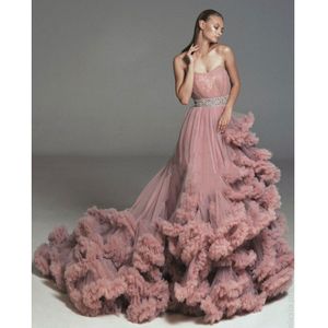 クリスタルストラップとファッションピンクストラップレスウエディングドレスふわふわのチュールフリの背中の宴会のフォーマルドレス