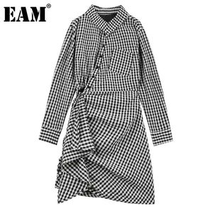[EAM]女性黒格子縞不規則ビッグサイズのドレススタンド襟長袖ルースフィットファッション春秋1DD6312 210512