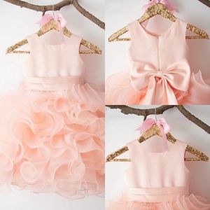 Cute Puffy Różowa Suknia Balowa Małe Dziewczynki Korant Dress Jewel Neck Kwiat Girl Sukienki Ruffles Organza Spódnica Satynowa Bow First Communion Suknie Urodziny Nosić Al8905