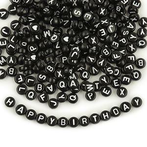 500st/parti dia.7mm svart vit distans charm p￤rlor akryl bokst￤ver p￤rla a-z alfabet passform f￶r diy armband halsband tillverkning