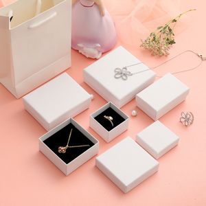 Свадебные серьги кольца картонная упаковочная коробка много размеров белые подарочные упаковочные коробки с ювелирными украшениями и упаковщиками для ожерелья сумки
