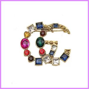 Lettera d'oro Spilla Personalità di lusso Retro New Classic Designer di marca Lettere Spille Donna Pearl Pin Accessori per gioielli di moda G223121F
