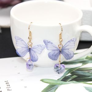 Orecchini pendenti a forma di farfalla viola alla moda e carini. Clip popolare in vetro smaltato su orecchini da donna