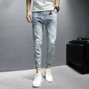 Denim jeans män \ 's 2021 höst tunna koreanska män tonåringar små fötter avslappnade rippade Heakle längdbyxor x0615