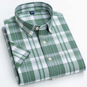 夏のスタイリッシュなシャツの男性緑の格子縞の綿+リネン半袖カジュアルな非鉄通気性の快適な快適なボタンを上に固体男性服210609