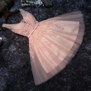 Casual Sukienki Eleganckie Pearl Pink Dla Prom Party 2021 Krótki V Neck Aplikacje Frezowanie Koronki Graduation Suknie Graduation Vestidos