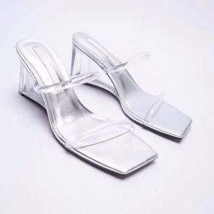 Kapcie kwadratowy nosek przezroczyste buty niskie luksusowe klapki klapki damskie galaretki klapki na koturnie Designer 2021 brokatowa tkanina H