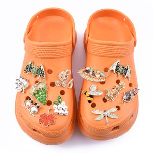 2022 Metal Designer Clog Sapatos Charms for Sandal Sapato Decoração Halloween Party Presente