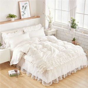 Conjuntos de cama branca de luxo para crianças meninas rainha gêmeo king size tamanho edredão capa lace cama saia set pillwase bedclothes 210706