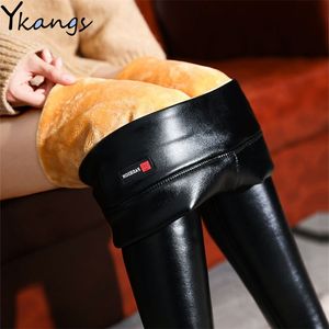 Alongamento Calças de couro falso de cintura alta com lã forrada inverno leggings mulheres mais tamanho push up calças quadril 210421