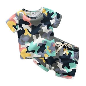 Varm sommar 2-10 år gammal födelsedag stilig kläder Kortärmad Baby Kids Boy Army Green Camouflage T-shirt Shorts Sets 210414