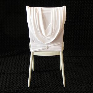 Capa traseira de cadeira chiavari de elastano branco com saia e faixa de diamante para decoração de casamento e chá de panela com 10 peças