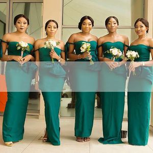 Emerald Green 2021 Off The Shoulder Bridesmaid Dresses Sheath Peplum Midja Maid of Honor Wedding Guest Gown Custom Gjorda