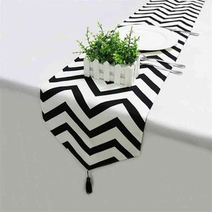 Svart Vit Striped Table Runner Te TV Cabinet Cloth Heminredning Täck med Tassel Party Bed 210628