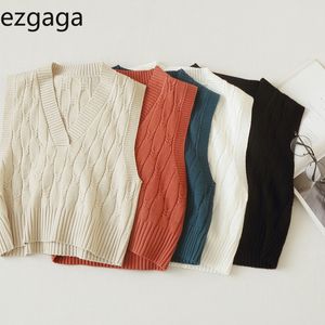 Ezgaga Vinter Ny V-Neck Sweater Vest Kvinnor Casual Ärmlös Solid Ladies Stickade Toppar All-Match Waistcoat Fashion Pullover 210430