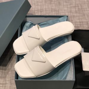 2021 Alta Qualidade Sandálias Femininas Designer Sapatos de Moda Pintura de Couro Real Triângulo Nobre Chinelos de Praia Feminino Verão Flops Flops