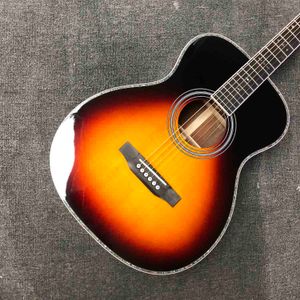 Maßgeschneiderte All-Solid-Akustikgitarre mit OM45-Korpus und Coco-Rückseite mit Abalone-Bindung, klassischer Kopfplatte in Sunburst, individuelles Logo