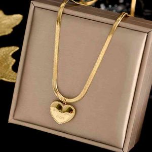 Titanium Steel Classic Love Heart Necklace för kvinnor Guldfärg Polerade Snake Chain Famous Pendant Anniversary Gifts