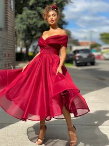 2021 Sukienki na studniówkę Mermaid Pink Red Blue Off ramię V Szyja bez pleców Broymaid Formalna sukienka imprezowa