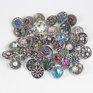 Partihandel 18mm Metal Snap Button 50pcs Lot Mix Många Designs Charm Rhinestone Styles DIY SNAPS Knappar Smycken Noosa Chunk