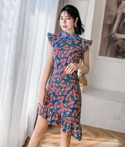 Sommer Retro Fans Muster gedruckt Cheongsam Kleid Frauen ärmellose Mandarin Kragen Minikleid weibliche Rüschen asymmetrische Kleid 210514