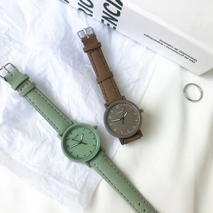 デザイナーの高級ブランドの時計Ntageレザーシンプルな女性Es ulzzangファッションクォーツの資質レディースリストレトロカジュアル女性の時計