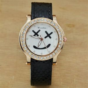 腕時計のファッションカジュアルな女性時計スネークレザーストラップクォーツ時計ラグジュアリーラインストーンスマイルクロックレロギオフェミニノ