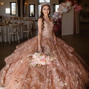 Elegant 2022 bollklänning quinceanera klänningar spetsar paljett blommiga nivåer rufsar prom klänningar puffy kjol söt 15 maskerad klänning s