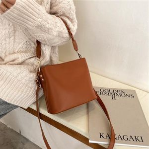 Cross Body PU Kvinnors 2021 Trendy Bucket Bag Messenger Stora Capacity Mångsidiga Single Handle Shoulder Bags