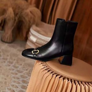 2021 Designer Outono e Inverno Couro Casual Botas Nuas Mulheres Martin Boot Adotar Importado Calfskin Metal Metal Salto Médio Deserto Feminino Knight Boots